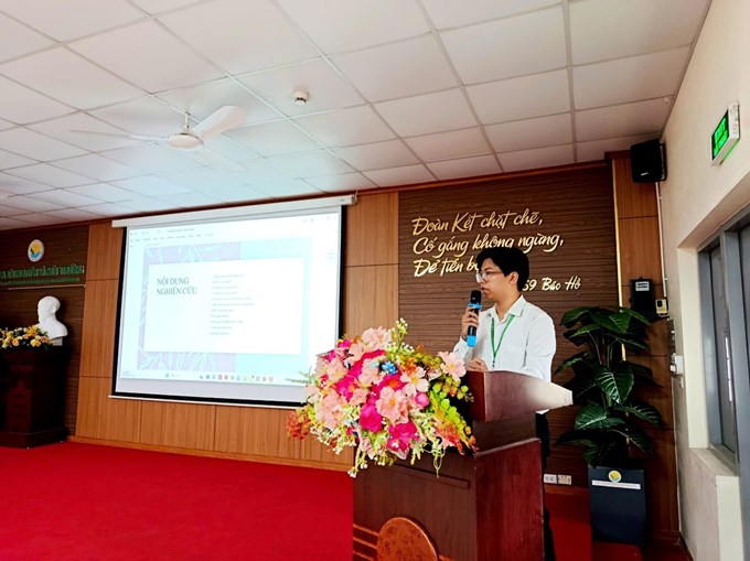 Sinh viên Bùi Huy Hưng trình bày ý tưởng sáng tạo khoa học công nghệ về thực trạng và giải pháp thích ứng biến đổi khí hậu trong sử dụng đất nông nghiệp
