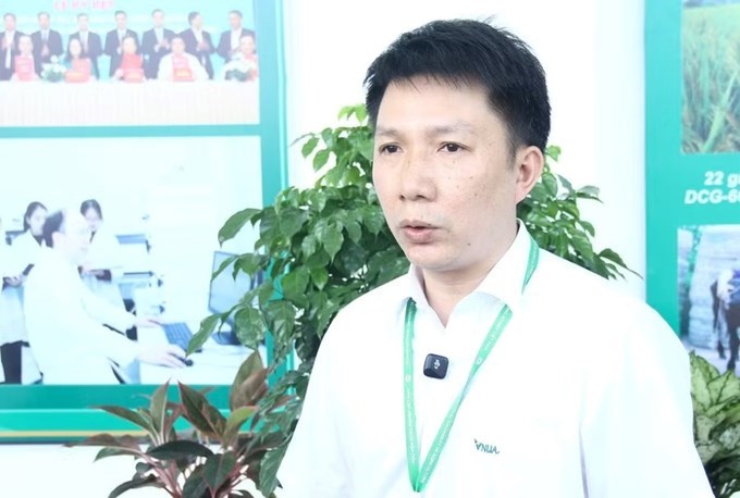 PGS.TS Trương Đình Hoài chia sẻ bên lề hội nghị.