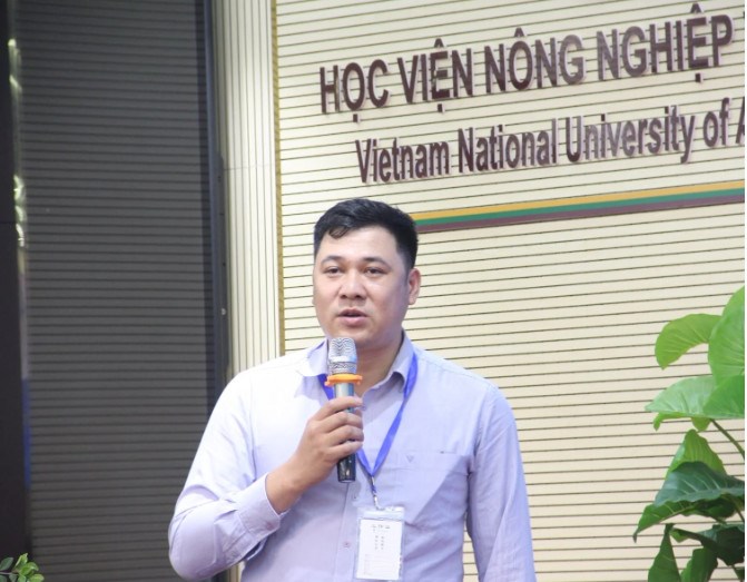 Theo ông Nguyễn Bách Tùng, Phó Giám đốc Trung tâm Động lực học Thủy khí Môi trường, việc ứng dụng AI và IoT cho phép giám sát độ ẩm đất, dinh dưỡng cây trồng, nhận diện sâu bệnh từ hình ảnh drone hoặc camera. Ảnh: Mai Đan.