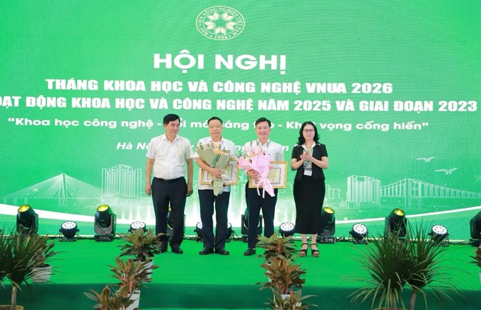 GS.TS. NGND Trần Đức Viên và PGS.TS. Trần Trọng Phương nhận giấy khen có thành tích đóng góp xuất sắc cho công bố khoa học và tham mưu chiến lược chính sách giai đoạn 2023-2026.