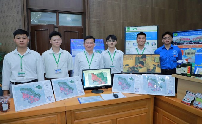 Gian hàng triển lãm công trình Sinh viên NCKH của Khoa Tài nguyên và Môi trường