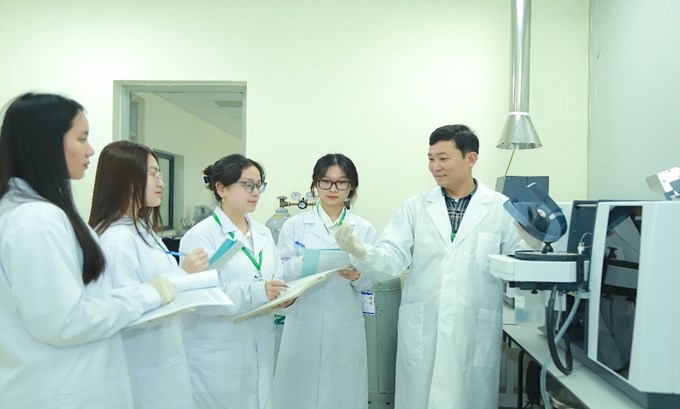 Sinh viên ngành Khoa học Môi trường thực hành tại các phòng thí nghiệm đạt tiêu chuẩn ISO