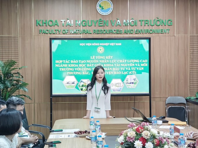 Em Đặng Thị Lệ đại diện các bạn sinh viên chia sẻ tại lễ tổng kết
