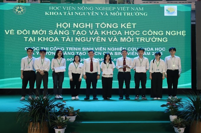 Sinh viên ngành Khoa học Đất tham gia tích cực trong các hoạt động NCKH