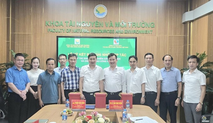 Lễ ký kết biên bản hợp tác về cơ hội việc làm giữa Khoa Tài nguyên và Môi trường với Công ty Tài nguyên và Môi trường
