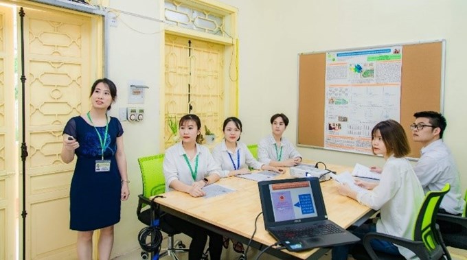 Giảng viên hướng dẫn sinh viên thảo luận nhóm môn học