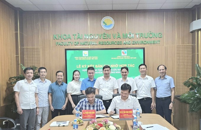 Khoa Tài nguyên và Môi trường ký biên bản hợp tác với doanh nghiệp trong đào tạo và NCKH