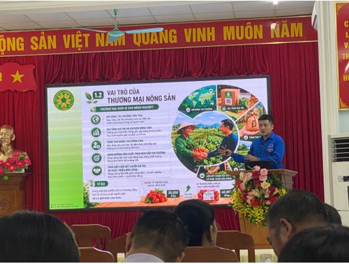 Đoàn tình nguyện hướng dẫn người dân tiếp cận các sản phẩm nghiên cứu và ứng dụng AI, nền tảng số trong quảng bá, tiêu thụ nông sản.