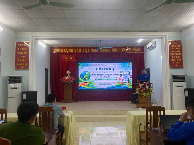 Ths.Hoàng Quốc Việt – Bí thư Liên chi đoàn Khoa Tài nguyên và Môi trường phát biểu khai mạc chuỗi hội nghị tập huấn, mở đầu các hoạt động chuyển giao khoa học công nghệ tại xã Kiến Thiết