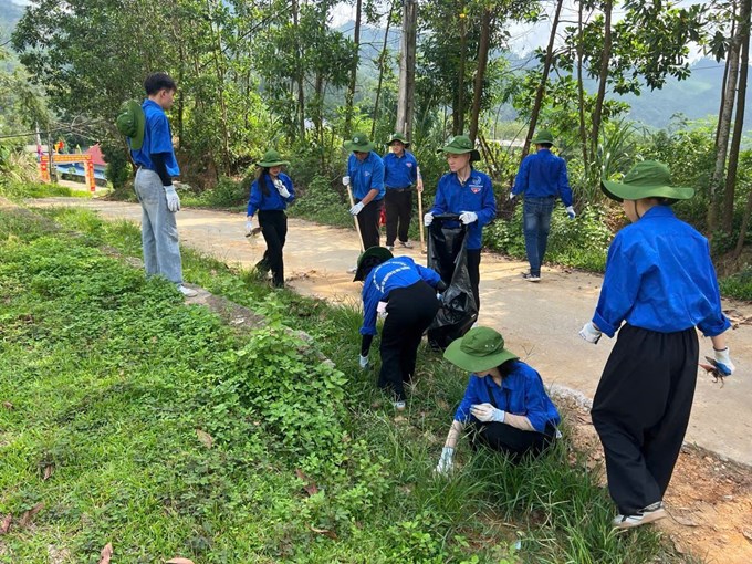 Đoàn viên, sinh viên Khoa Tài nguyên và Môi trường tham gia các hoạt động vệ sinh môi trường, chỉnh trang cảnh quan tại địa phương.