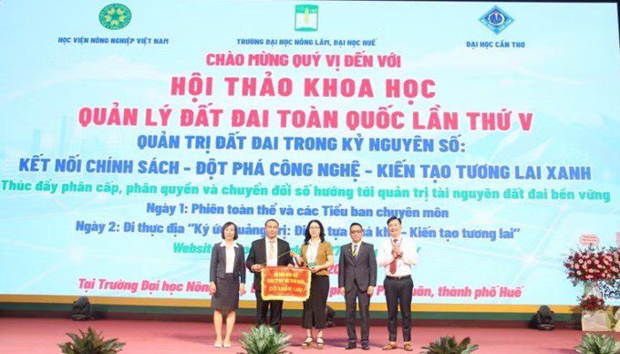 Trao cờ luân lưu cho đơn vị đăng cai tổ chức hội thảo năm 2027.