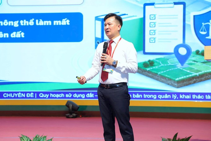 PGS.TS. Trần Trọng Phương Trưởng Khoa Tài nguyên và Môi trường, Học viện Nông nghiệp Việt Nam, tham luận tại hội thảo.