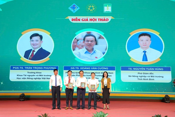 PGS.TS. Trần Trọng Phương, GS.TS. Hoàng Văn Cường, TS Nguyễn Tuấn Hùng là diễn giả tại hội thảo khoa học Quản lý đất đai toàn quốc lần thứ 4.