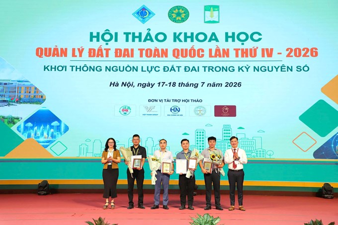 Trao biểu trưng vinh danh các đơn vị tài trợ hội thảo.