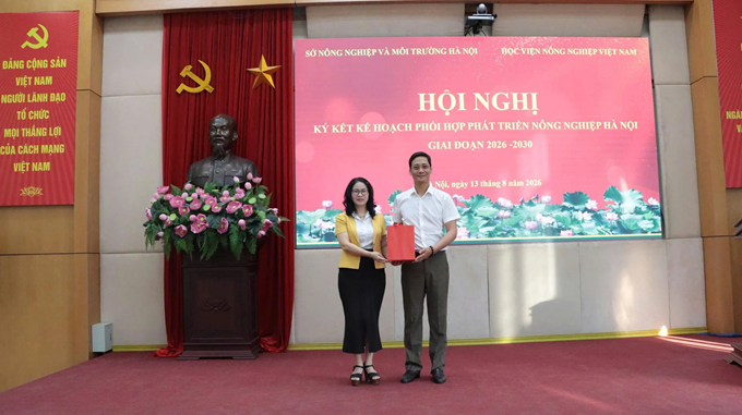 Đại diện lãnh đạo Học viện Nông nghiệp Việt Nam và Sở Nông nghiệp và Môi trường Hà Nội trao tặng quà lưu niệm tại Hội nghị. Ảnh: Học viện Nông nghiệp Việt Nam