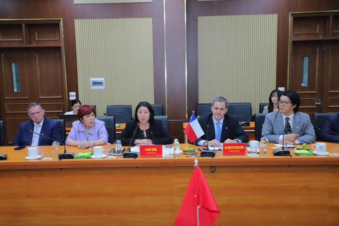Ông Francesco Venezian Urzúa - Thứ trưởng Nông nghiệp Chi Lê và bà Nasly Bernal - Đại sứ Chi Lê tại Việt Nam tại buổi làm việc