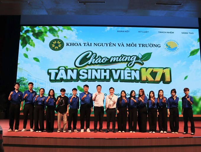 PGS.TS. Trần Trọng Phương – Trưởng Khoa cùng ThS. Hoàng Quốc Việt – Bí thư Liên Chi đoàn Khoa chụp ảnh lưu niệm với các thành viên CLB Sinh viên tình nguyện.