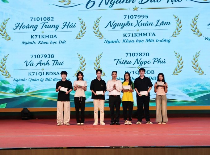PGS.TS. Trần Quốc Vinh – Phó Trưởng Khoa trao phần thưởng chúc mừng thủ khoa các ngành học.