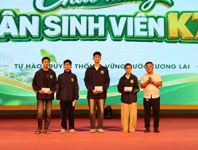 TS. Nguyễn Thành Trung – Phó Trưởng Bộ môn trao quà cho sinh viên ngành Khoa học đất.