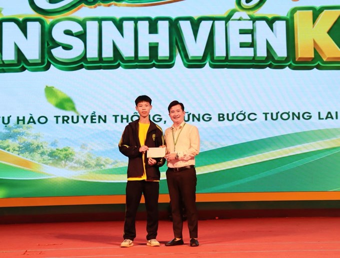 PGS.TS. Trần Trọng Phương – Trưởng Khoa trao quà cho sinh viên thủ khoa ngành Quy hoạch vùng và đô thị.