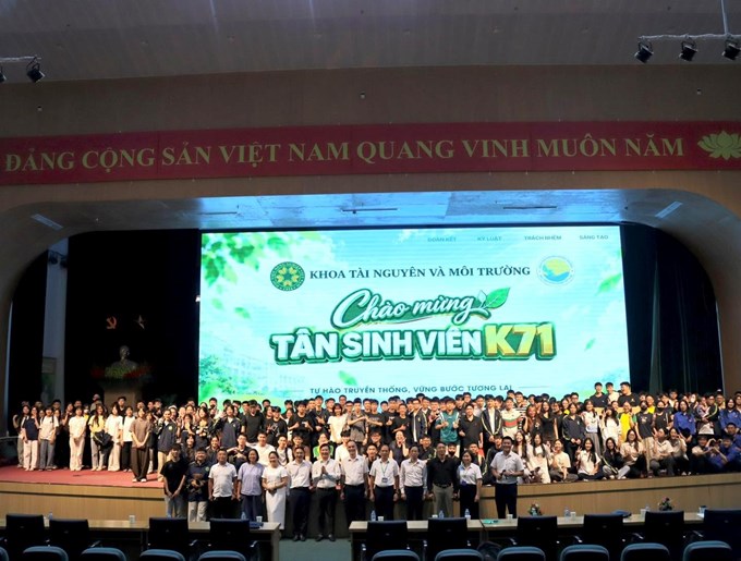 Các thầy cô giáo cùng tân sinh viên K71 Khoa Tài nguyên và Môi trường lưu giữ khoảnh khắc đáng nhớ trong ngày đầu tiên của hành trình mới.