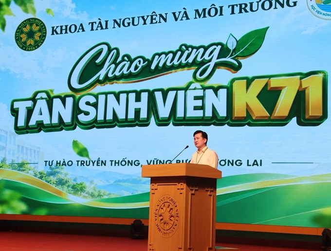PGS.TS. Trần Trọng Phương – Bí thư Chi bộ, Trưởng Khoa Tài nguyên và Môi trường phát biểu, gửi lời chào mừng và những định hướng ý nghĩa tới các tân sinh viên K71.