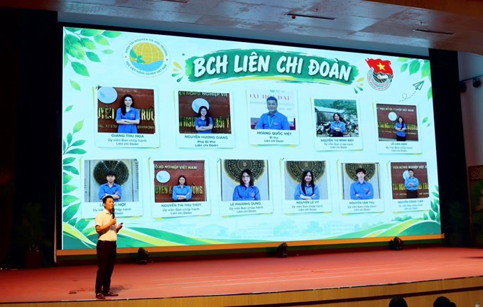 ThS. Hoàng Quốc Việt – Bí thư Liên Chi đoàn Khoa giới thiệu các hoạt động Đoàn – Hội, phong trào và chương trình tình nguyện dành cho sinh viên.