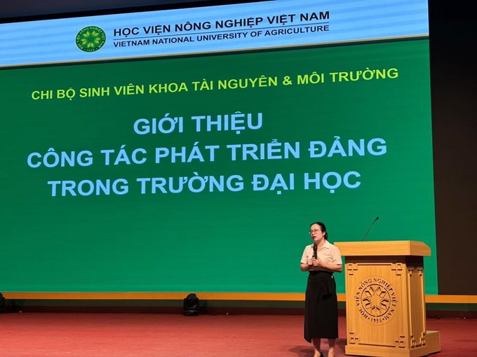ThS. Hồ Thị Thúy Hằng – Bí thư Chi bộ Sinh viên chia sẻ về tinh thần rèn luyện và trách nhiệm của tuổi trẻ.