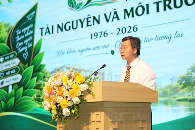 PGS.TS. Nguyễn Công Tiệp, Phó Giám đốc Học viện Nông nghiệp Việt Nam, ghi nhận những nỗ lực và sự phát triển của Khoa Tài nguyên và Môi trường trong chặng đường 50 năm xây dựng và trưởng thành