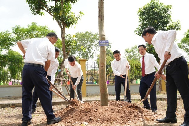 Thứ trưởng Lê Trọng Yên cùng các đại biểu tham gia trồng cây lưu niệm tại khuôn viên Khoa, Học viện Nông nghiệp Việt Nam.