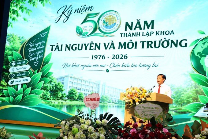 TS. Lê Trọng Yên, Thứ trưởng Bộ Nông nghiệp và Môi trường chia sẻ rằng, ông bước chân vào trường cách đây 36 năm, trải qua cả ba bậc đại học, thạc sĩ, tiến sĩ, một chặng đường dài của học tập, rèn luyện và trưởng thành. Ảnh: Văn Thanh
