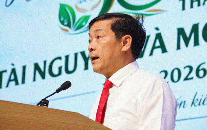 Thứ trưởng Bộ Nông nghiệp và Môi trường Lê Trọng Yên phát biểu tại lễ kỷ niệm 50 năm thành lập Khoa Tài nguyên và Môi trường. Ảnh: Mai Đan.