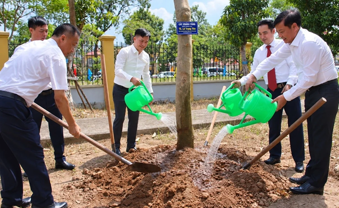 Thứ trưởng Lê Trọng Yên và các đại biểu trồng cây tại Khoa Tài nguyên và Môi trường. Ảnh: Mai Đan.