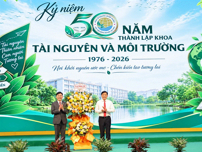 Thứ trưởng Bộ Nông nghiệp và Môi trường Lê Trọng Yên tặng hoa chúc mừng Khoa Tài nguyên và Môi trường nhân dịp kỷ niệm 50 năm thành lập. Ảnh: Mai Đan.