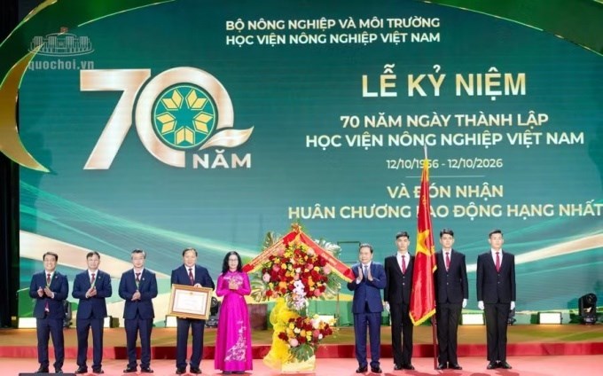 Chủ tịch Quốc hội Trần Thanh Mẫn trao Huân chương Lao động hạng Nhất tặng Học viện Nông nghiệp Việt Nam