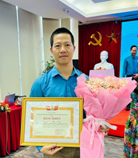 Đồng chí Hồ Ngọc Ninh- Công đoàn Khoa Du lịch và Ngoại ngữ vinh dự nhận Bằng khen Công đoàn Nông nghiệp và PTNT Việt Nam