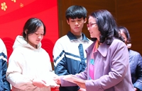 Tặng quà Tết cho học sinh và hộ nghèo của huyện Quốc Oai