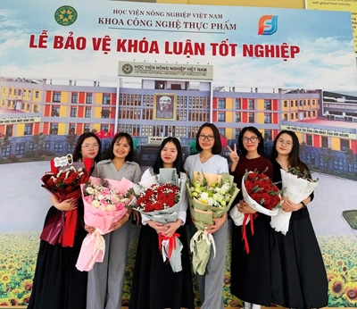 Lễ bảo vệ khóa luận Dấu mốc trưởng thành – Chinh phục tri thức