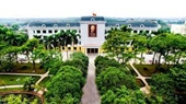 Hà Nội Ngôi trường đặc biệt có 4 hồ và cả xe buýt di chuyển trong khuôn viên