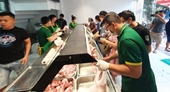 Ngay trong buổi đầu khai trương, cửa hàng bán thịt heo ăn chuối đầu tiên tại TP HCM với thương hiệu Bapi Food của “bầu” Đức đã không đủ thịt để bán