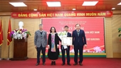 Đồng chí Nguyễn Mậu Dũng – Bí thư chi bộ Khoa Kinh tế và Phát triển nông thôn vinh dự nhận huy hiệu 30 năm tuổi đảng