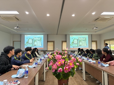 Sinh viên Kinh tế số trải nghiệm hệ thống quản trị hiện đại tại Stanley Việt Nam