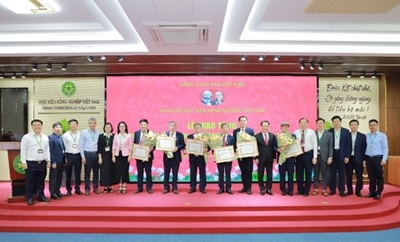 Đảng ủy Học viện Nông nghiệp Việt Nam tổ chức Lễ trao tặng Huy hiệu 50 năm, 40 năm, 30 năm tuổi Đảng