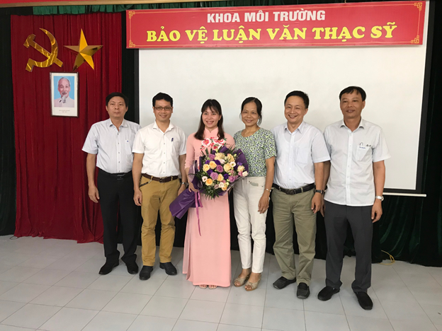 Hội đồng chụp ảnh lưu niệm với các học viên Hội đồng chụp ảnh lưu niệm với các học viên