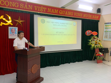 Ông Vũ Sĩ Tùng phát biểu tại lớp học Ông Vũ Sĩ Tùng phát biểu tại lớp học