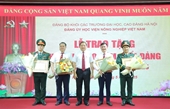 Lễ trao tặng Huy hiệu 30 năm tuổi Đảng cho các đảng viên thuộc Đảng bộ Học viện Nông nghiệp Việt Nam