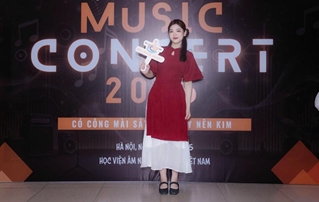 Từ giảng đường đến sân khấu nghệ thuật Câu chuyện học song bằng của nữ sinh VNUA