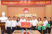 Học viện Nông nghiệp Việt Nam tặng hạt giống, quà cho người dân vùng ngập Hà Nội sau bão số 2