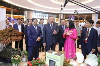 Tổng Bí thư Tô Lâm tham quan triển lãm Những thành tựu nổi bật trong ngành y tế và giáo dục