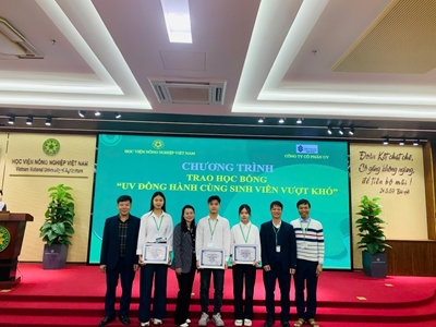 TRAO HỌC BỔNG UV – ĐỒNG HÀNH CÙNG SINH VIÊN VƯỢT KHÓ TẠI HỌC VIỆN NÔNG NGHIỆP VIỆT NAM